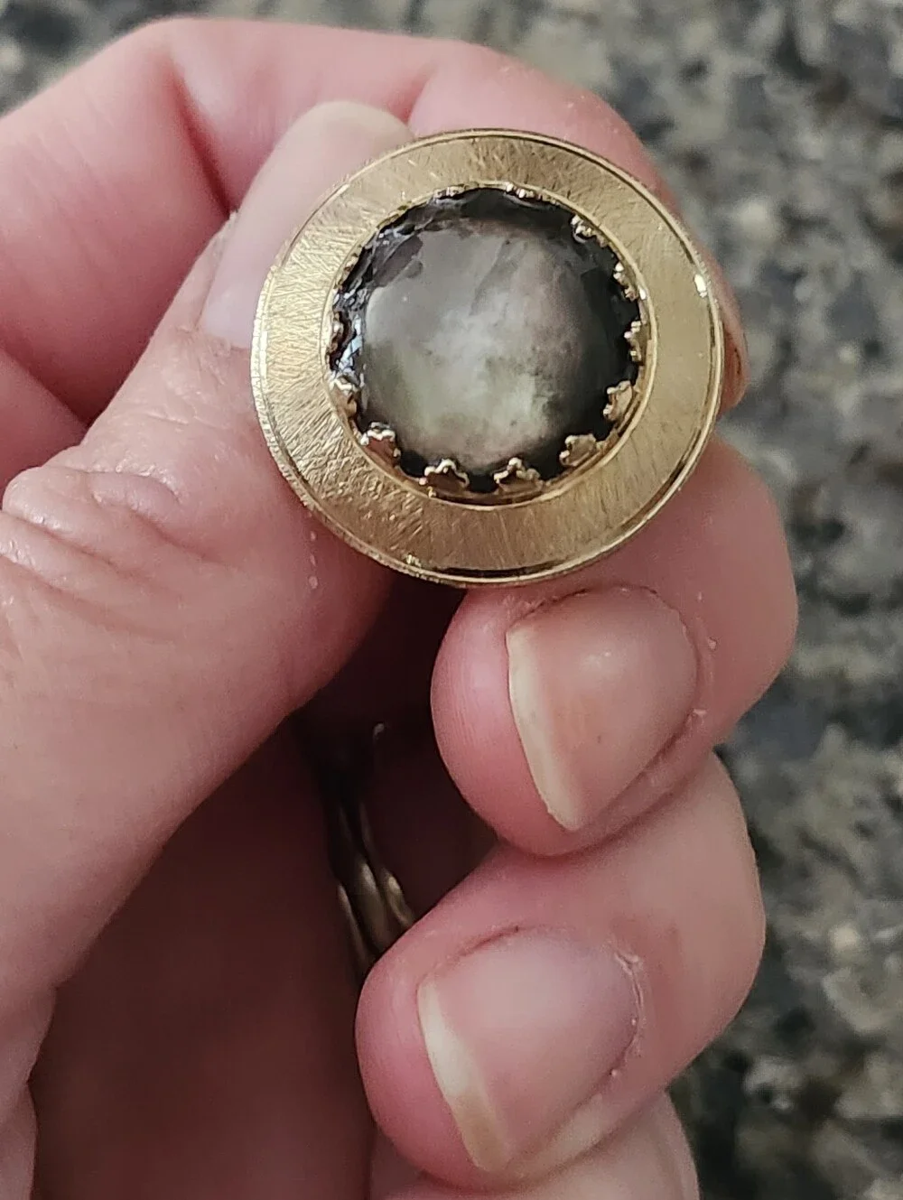 Gold Tone Mother-of-Pearl Round Cuff Links